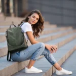 Sac à dos antivol femme Anita en similicuir vert élégant et polyvalent.